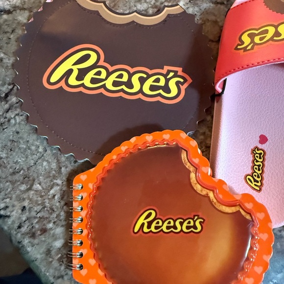 Pink Reese’s Slide Sandals Youth Sz 2/3 M Fun Reese’s Bag and cute note pad - Picture 3 of 10